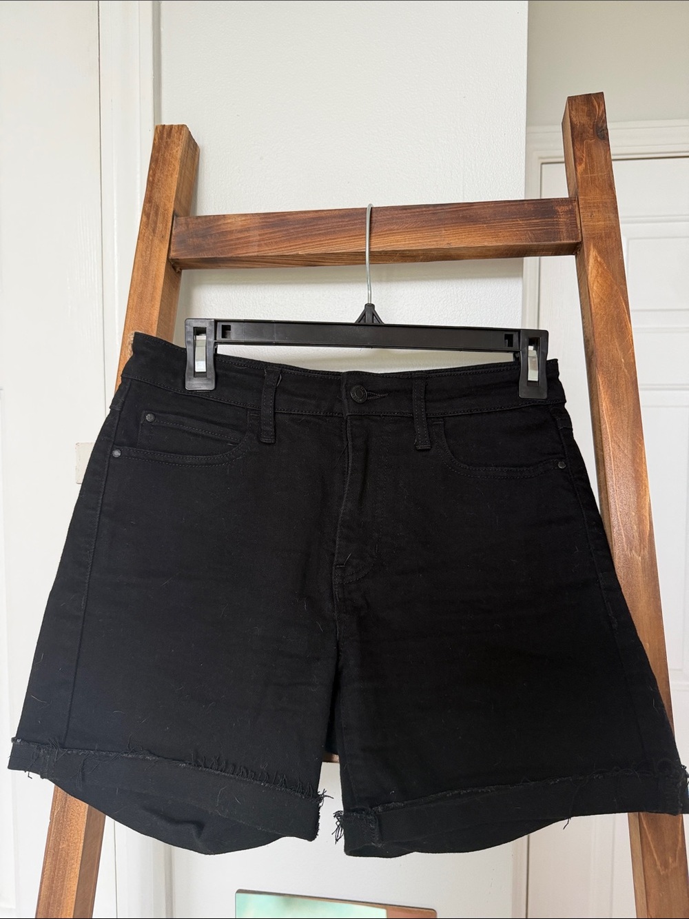 GUESS Black Rolled-Hem Frayed Denim Shorts. Size 26